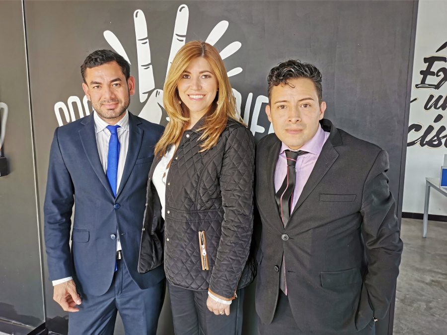 3comunicaciones, agencia colombiana de relaciones públicas, completa 9 años 2 John Mikan CEO de 3comunicaciones y Carlos Ruiz, Director de Desarrollo en compañía de Francia Ballesteros Gerente de Richmond Suites Hotel