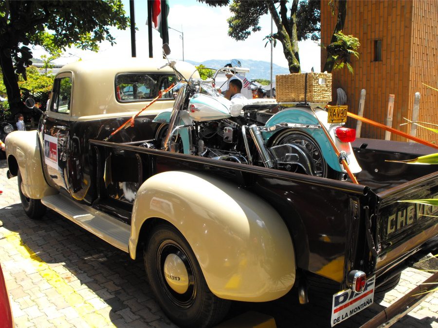 Desfile autos clásicos y el colombiano