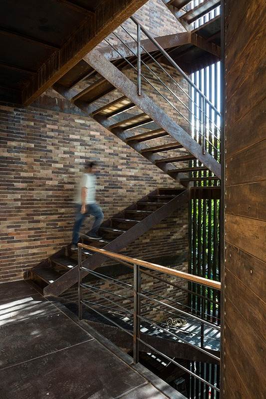 Edificio matorral en Medellín gana premio de Arquitectura en Colombia 4 Escaleras edificio matorral