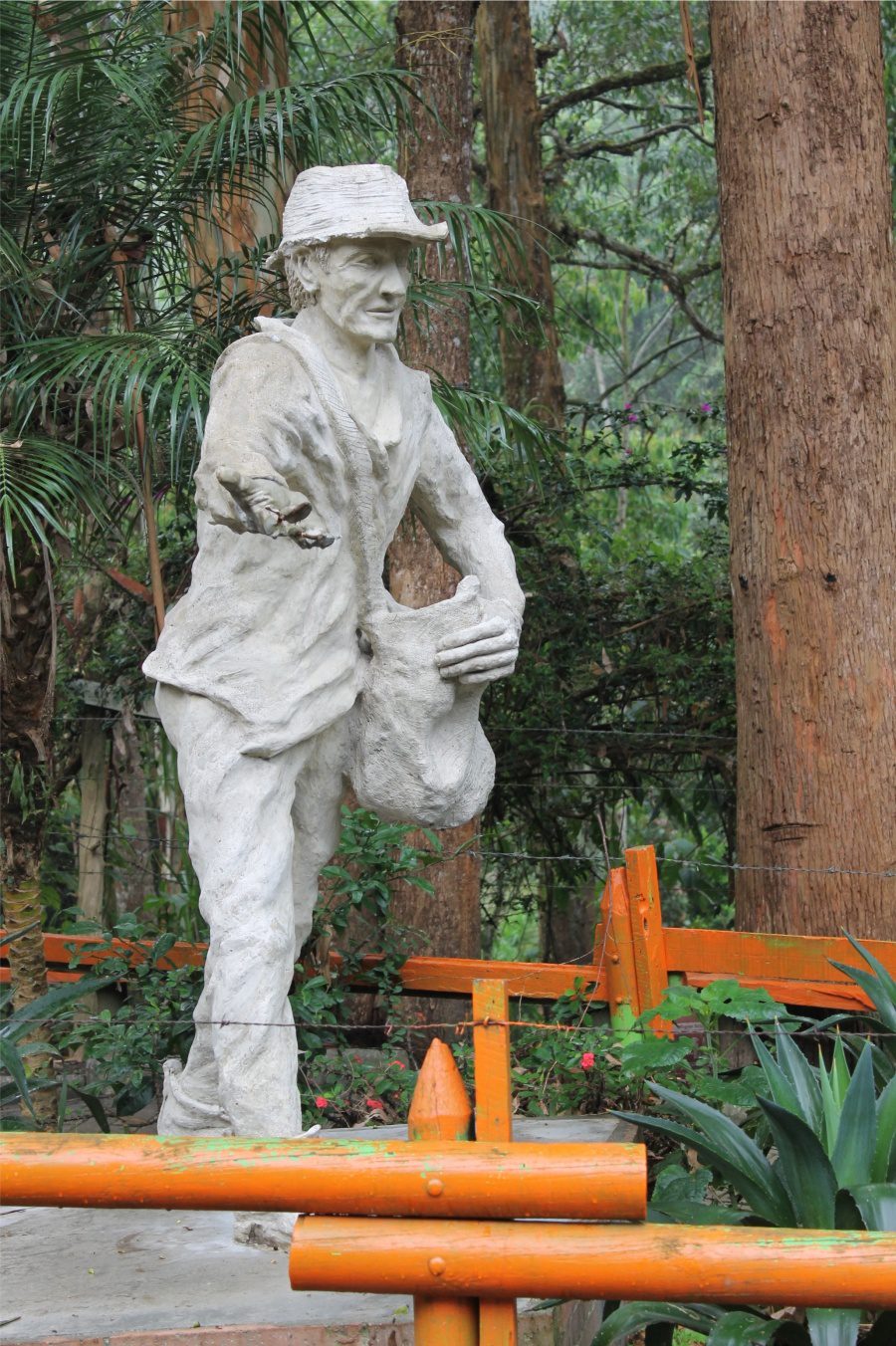 Entre bosques, aguas, canalones y café: las aves 3 Escultura El sembrador