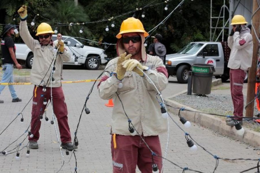Los alumbrados navideños volverán este año al paseo del río 2 Instalación alumbrados Navideños