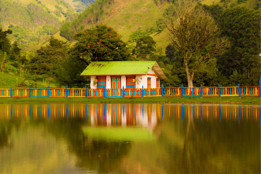 Jardín Antioquia, guía de viaje para conocer lo mejor de uno de los pueblos más bonitos del mundo 22 Casita y lago en Jardin Antioquia