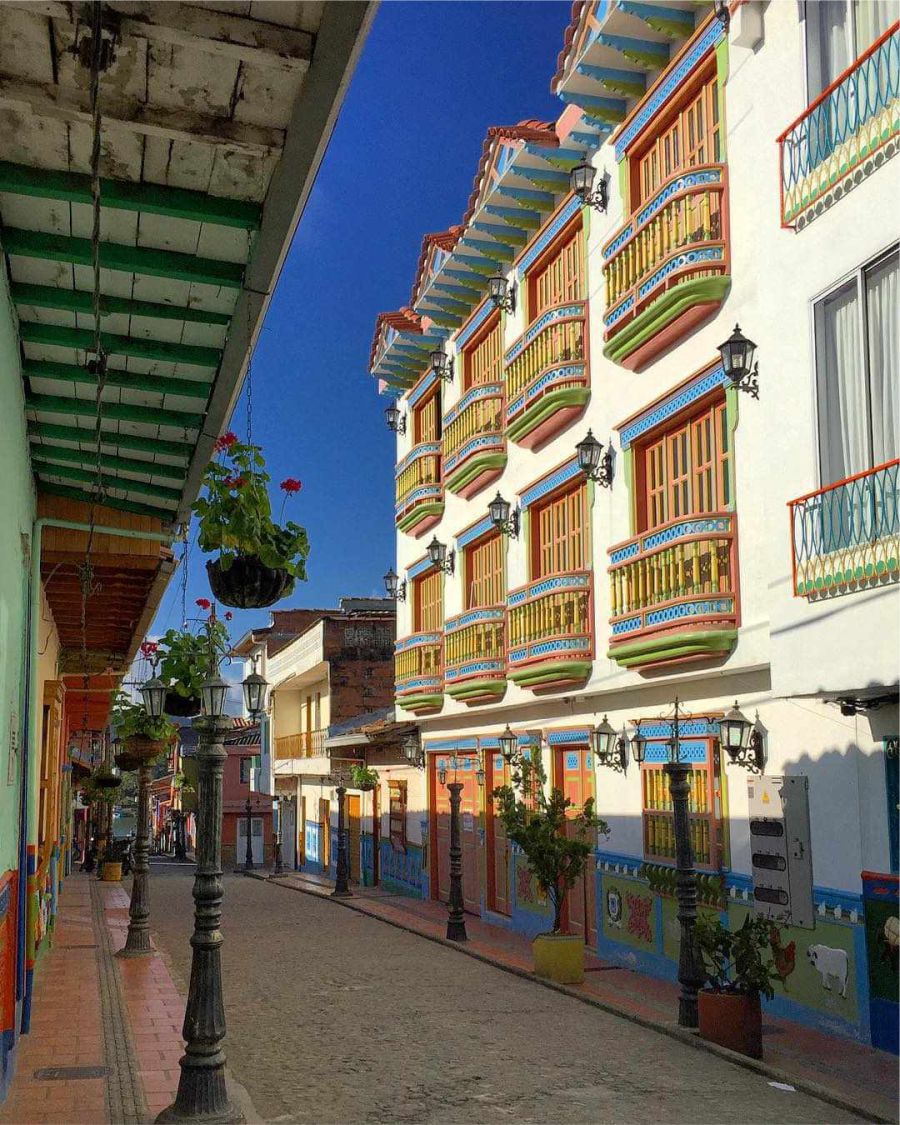 Guatapé Antioquia el pueblo que encanta con sus colores y alegría 9 Los zócalos Guatape Antioquia foto @luisgomezll