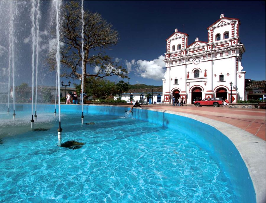Guatapé Antioquia el pueblo que encanta con sus colores y alegría 7 Iglesia Nuestra Señora del Carmen en Guatapé