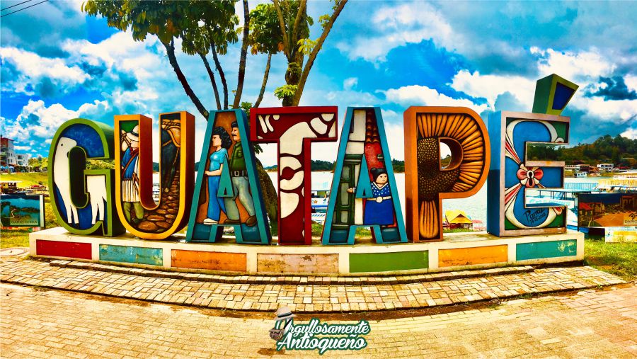 Guatapé Antioquia el pueblo que encanta con sus colores y alegría 3 Malecon de Guatape Orgullosamente Antioqueno