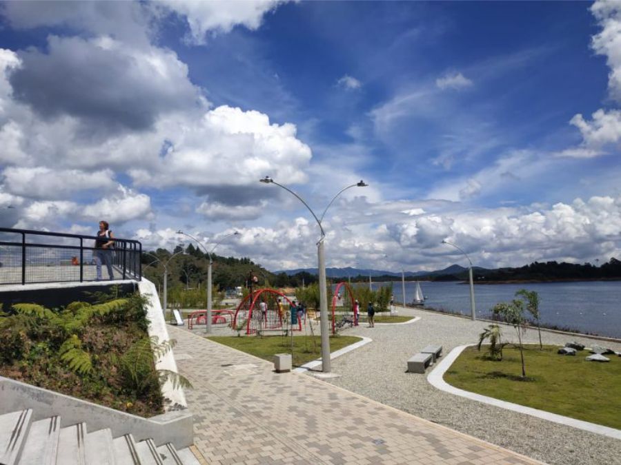 Guatapé Antioquia el pueblo que encanta con sus colores y alegría 10 Malecón de Guatapé