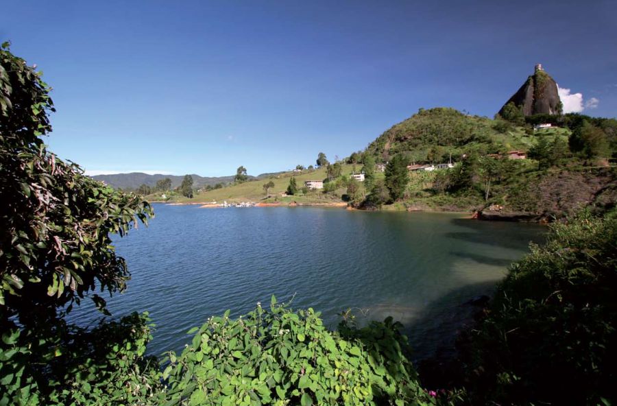 Guatapé Antioquia el pueblo que encanta con sus colores y alegría 11 Panorámica represa y peñon de guatape