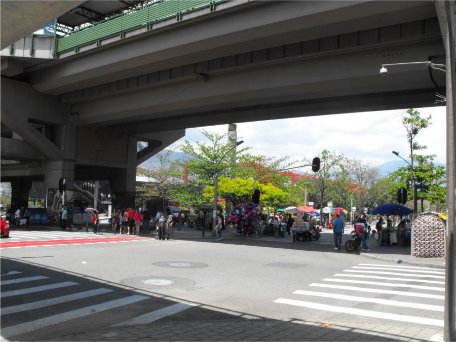 Carabobo norte, un espacio renovado para el disfrute de la familia Antioqueña 10 Estación universidad metro de Medellin