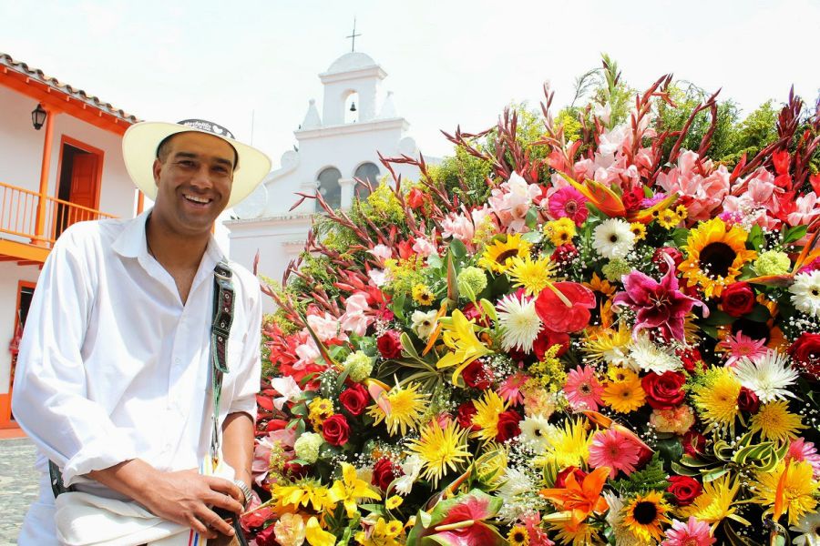 La renovación que promete dar una nueva imagen al Cerro Nutibara y el Pueblito Paisa, referentes turísticos de Medellín 11 Silleteros en el Pueblito Paisa Foto: pruebadeoscarmon.blogspot.com