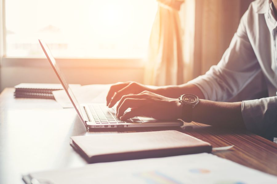 Cinco ideas de negocio que te permiten ganar dinero trabajando desde casa 4 Diseñador web