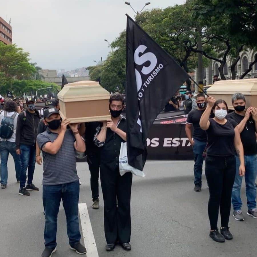 Sector de entretenimiento y turismo, bares y restaurantes de Medellín rechazan restricciones con velorio simbólico 2 Marcha brares y discotecas