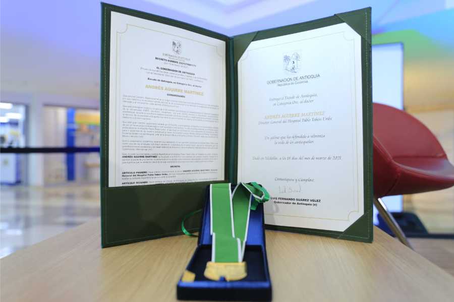 Gobernación exaltó con el Escudo de Antioquia, categoría Oro, al director del Hospital Pablo Tobón Uribe, Andrés Aguirre Martínez 3 Concecoracion escudo de antioquia catgoria oro