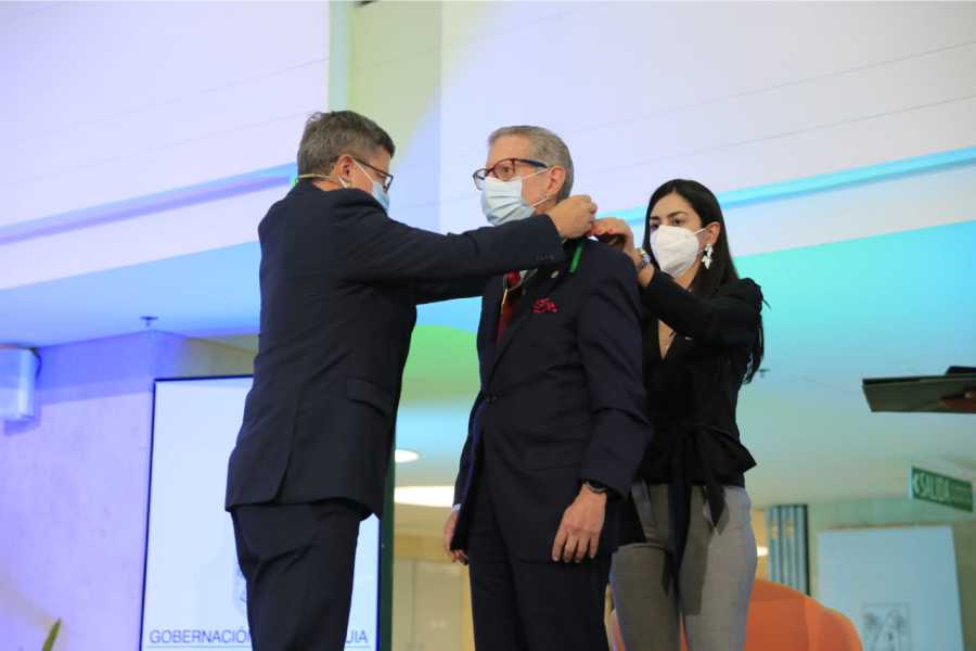 Gobernación exaltó con el Escudo de Antioquia, categoría Oro, al director del Hospital Pablo Tobón Uribe, Andrés Aguirre Martínez 2 Gobernador de Antioquia pone escudo de antioquia categoria oro al director HPTU