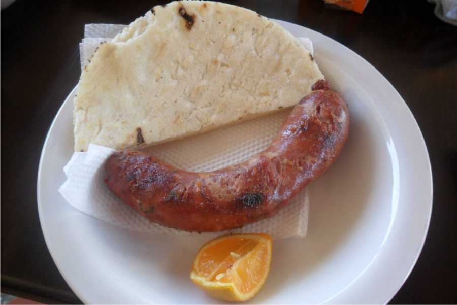 Chorizo con arepa y limon - Orgullosamente Antioqueño
