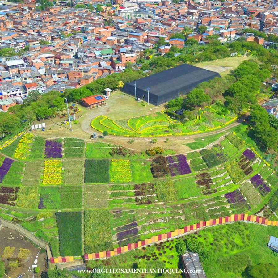 Moravia, el basurero que se transformó en parte de un vibrante barrio de Medellín lleno de cultura 2 El morro de Moravia - Orgullosamente Antioqueño