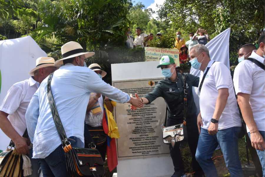 Antioquia y Caldas firmaron compromiso para la pavimentación de la vía del Renacimiento entre Sonsón y la Dorada 2 Gobernadores de Antioquia y Caldas