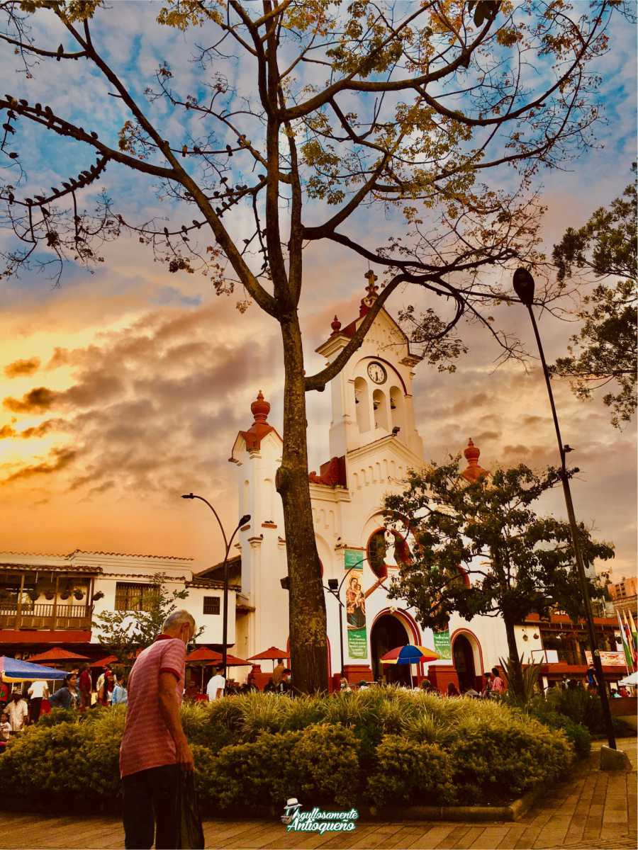 Guarne, pueblo de tradición y cultura que es la puerta de entrada al Oriente Antioqueño 5 Atardecer en el parque principal de Guarne