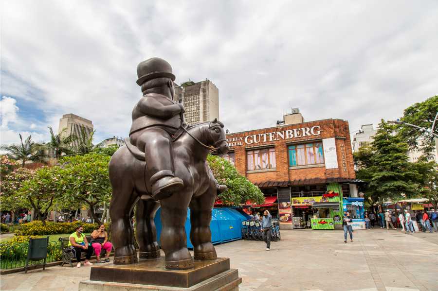 En Medellín se celebra el cumpleaños 90 del maestro Fernando Botero con un ejercicio de memoria histórica 2 Escultura Fernando Botero