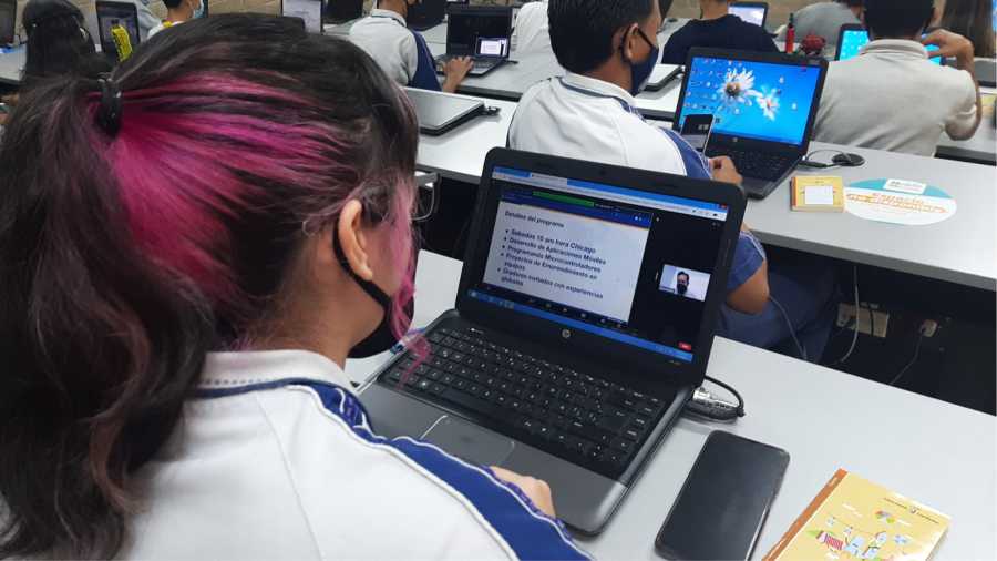 21.570 estudiantes de Medellín fortalecen sus habilidades para el siglo XXI 2 Estuantes de Medellin fortalecen habilidades