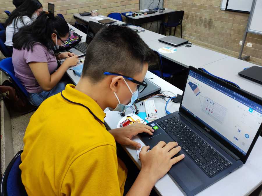21.570 estudiantes de Medellín fortalecen sus habilidades para el siglo XXI 3 Estudiantes de Medellin