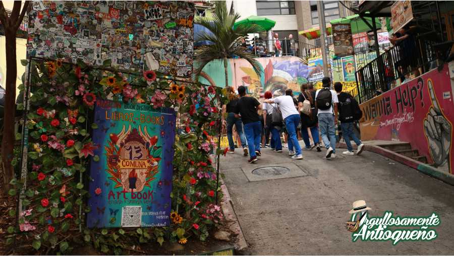 Estudiantes recorren la comuna 13 guiados por mujeres victimas del conflicto armado Orgullosamente Antioqueno