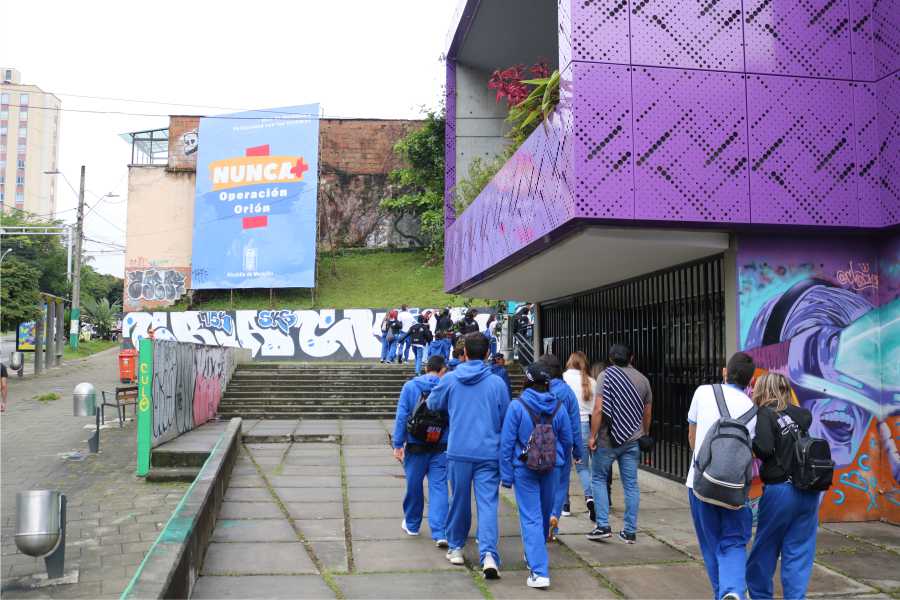Para conocer la historia y la transformación del territorio, estudiantes recorren la comuna 13 guiados por mujeres víctimas del conflicto armado 2 Estudiantes recorren la comuna 13 guiados por mujeres victimas del conflicto armado