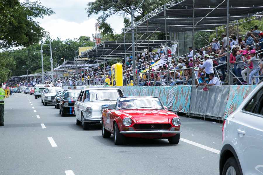 Regresa el tradicional desfile de autos clásicos y antiguos con un recorrido por la historia representada en verdaderas joyas sobre ruedas 2 Desfile de autos clasicos y antiguos