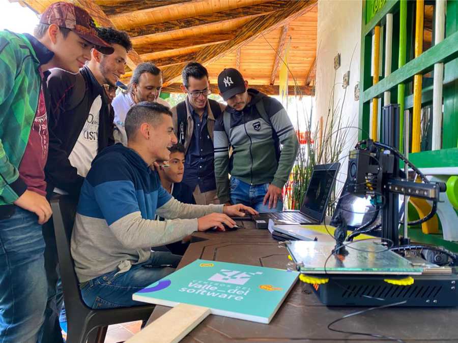 Silleteros de Santa Elena 40 se capacitan en tecnologías 4.0 con jóvenes de la comunidad maker 3 Comunidad Maker capacita silleteros