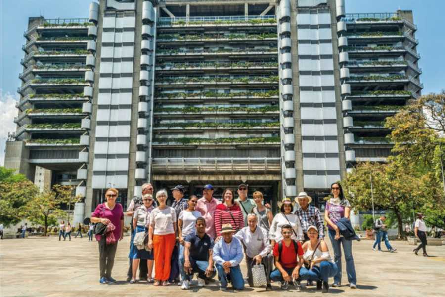Siete tours gratuitos recomendados en Medellín que no te quieres perder para conocer de cultura, arte, gastronomía y mucho más 9 Tour en chiva por Medellin gratis