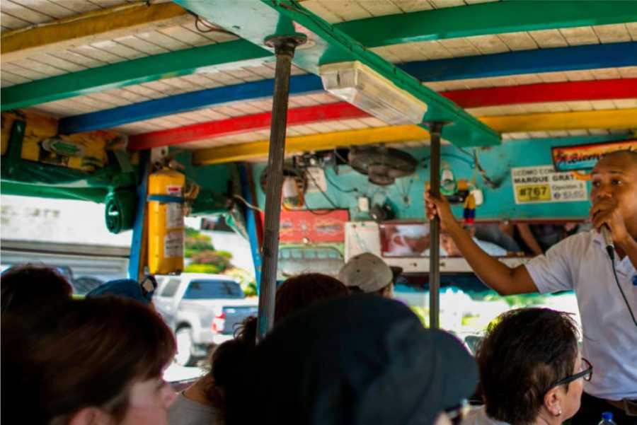 Siete tours gratuitos recomendados en Medellín que no te quieres perder para conocer de cultura, arte, gastronomía y mucho más 8 Tour gratuito en chiva por Medellin