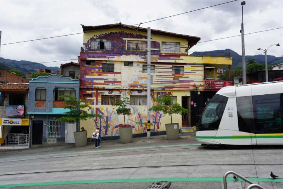 Siete tours gratuitos recomendados en Medellín que no te quieres perder para conocer de cultura, arte, gastronomía y mucho más 16 Tranvia en el tour barrio miraflores de Medellin