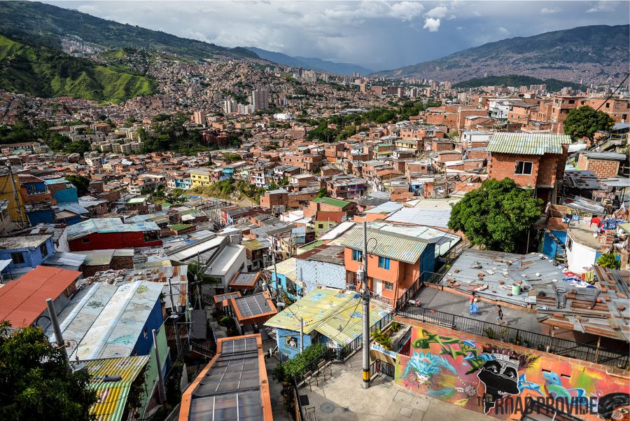 Los 10 lugares imprescindibles que deben visitar en su viaje a Medellín la Ciudad de la Eterna Primavera 6 Comuna 13 graffitour