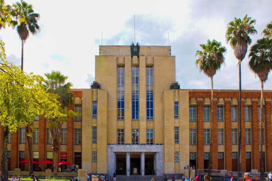 Los 10 lugares imprescindibles que deben visitar en su viaje a Medellín la Ciudad de la Eterna Primavera 9 Museo de Antioquia