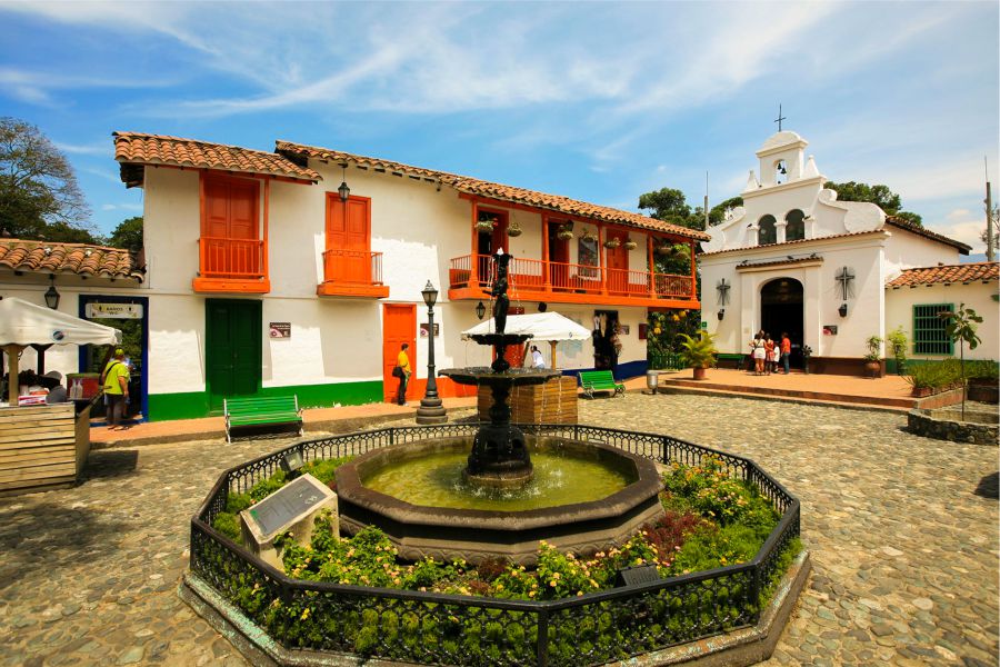 Los 10 lugares imprescindibles que deben visitar en su viaje a Medellín la Ciudad de la Eterna Primavera 12 Pueblito paisa