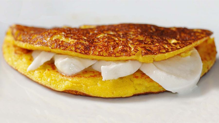 Descubre la deliciosa gastronomía de Medellín: desde la clásica arepa paisa hasta la icónica bandeja paisa 8 Arepa con quesito