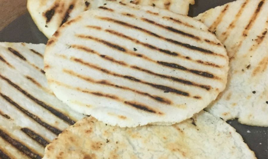 Descubre la deliciosa gastronomía de Medellín: desde la clásica arepa paisa hasta la icónica bandeja paisa 2 Arepa paisa