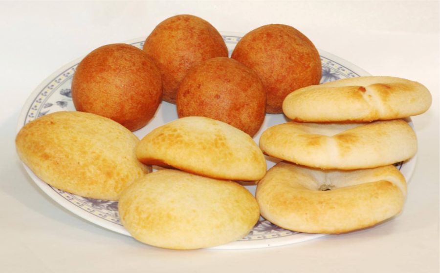 Descubre la deliciosa gastronomía de Medellín: desde la clásica arepa paisa hasta la icónica bandeja paisa 6 Buñuelos almojabanas y panquesos