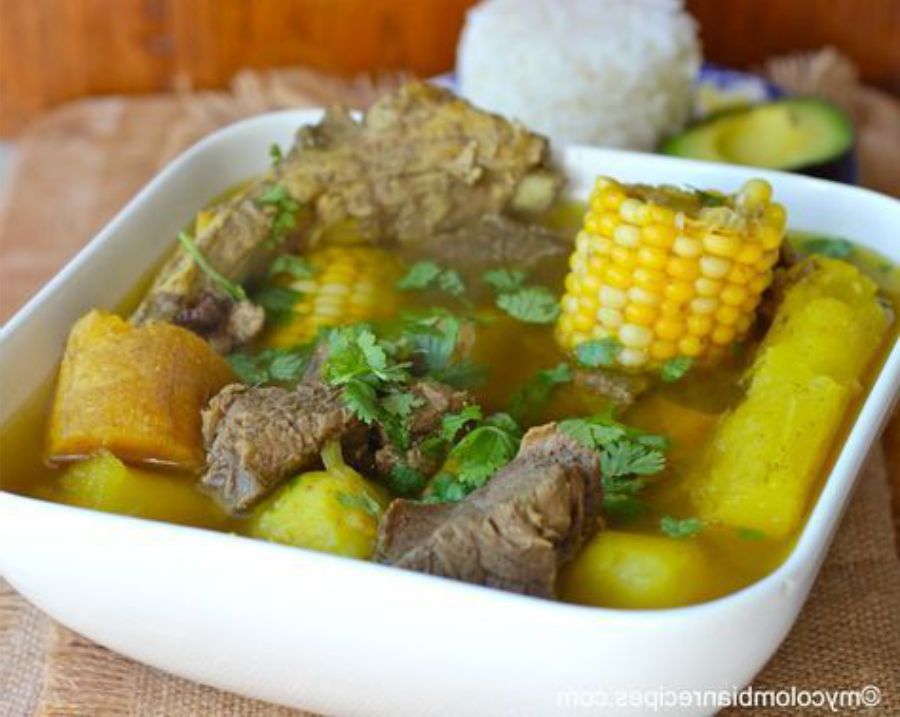 Descubre la deliciosa gastronomía de Medellín: desde la clásica arepa paisa hasta la icónica bandeja paisa 3 Sancocho