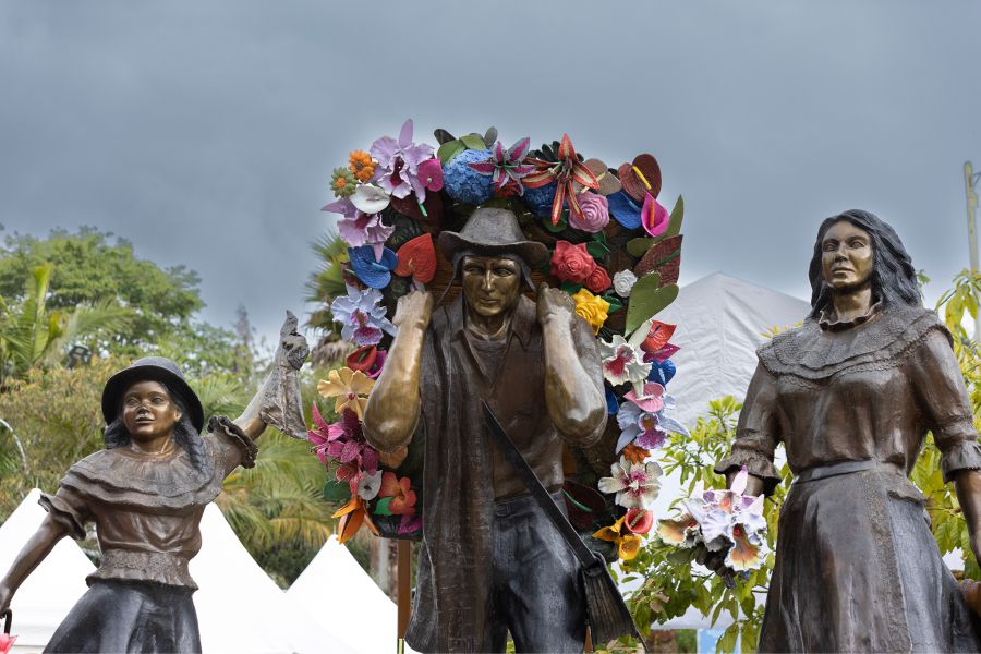Santa Elena recibió la restauración de la tradicional escultura "La familia silletera" 3 Escultura Silletera