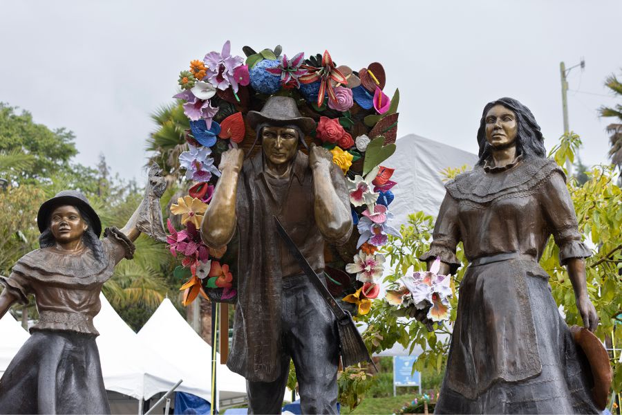 Santa Elena recibió la restauración de la tradicional escultura "La familia silletera" 4 Familia Silletera