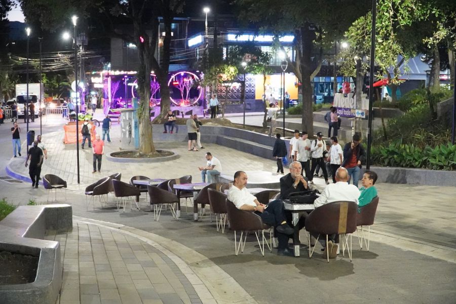 Ven y conoce al abrazo del Parque Lleras en Medellín! Ciudadanos y turistas por igual están disfrutando de este lugar renovado, lleno de vida y diversión. ¡No te lo pierdas! 3 Renovacion parque lleras