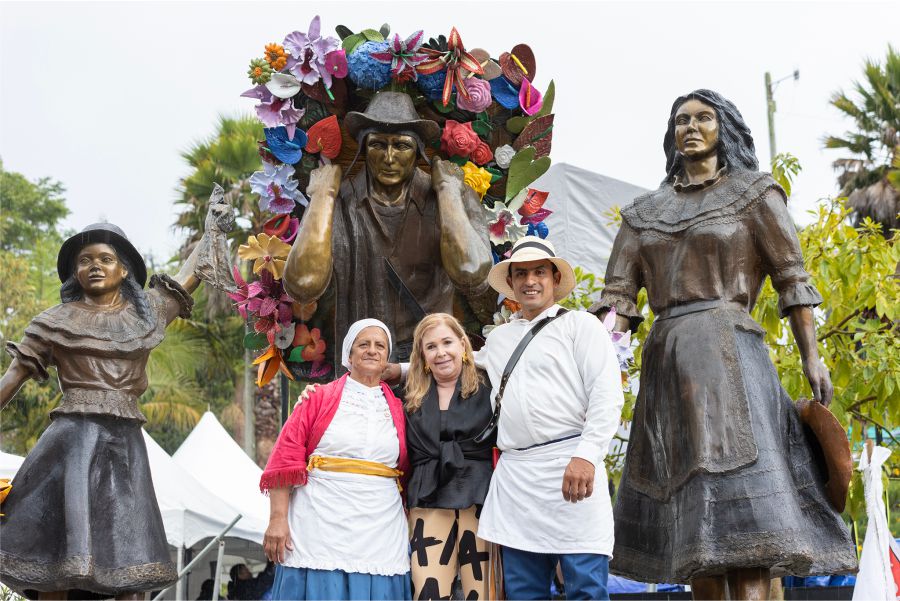 Santa Elena recibió la restauración de la tradicional escultura "La familia silletera" 2 Restauracion escultura silletera la familia silletera