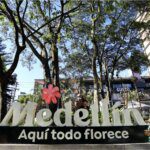 Ven y conoce al abrazo del Parque Lleras en Medellín! Ciudadanos y turistas por igual están disfruta...