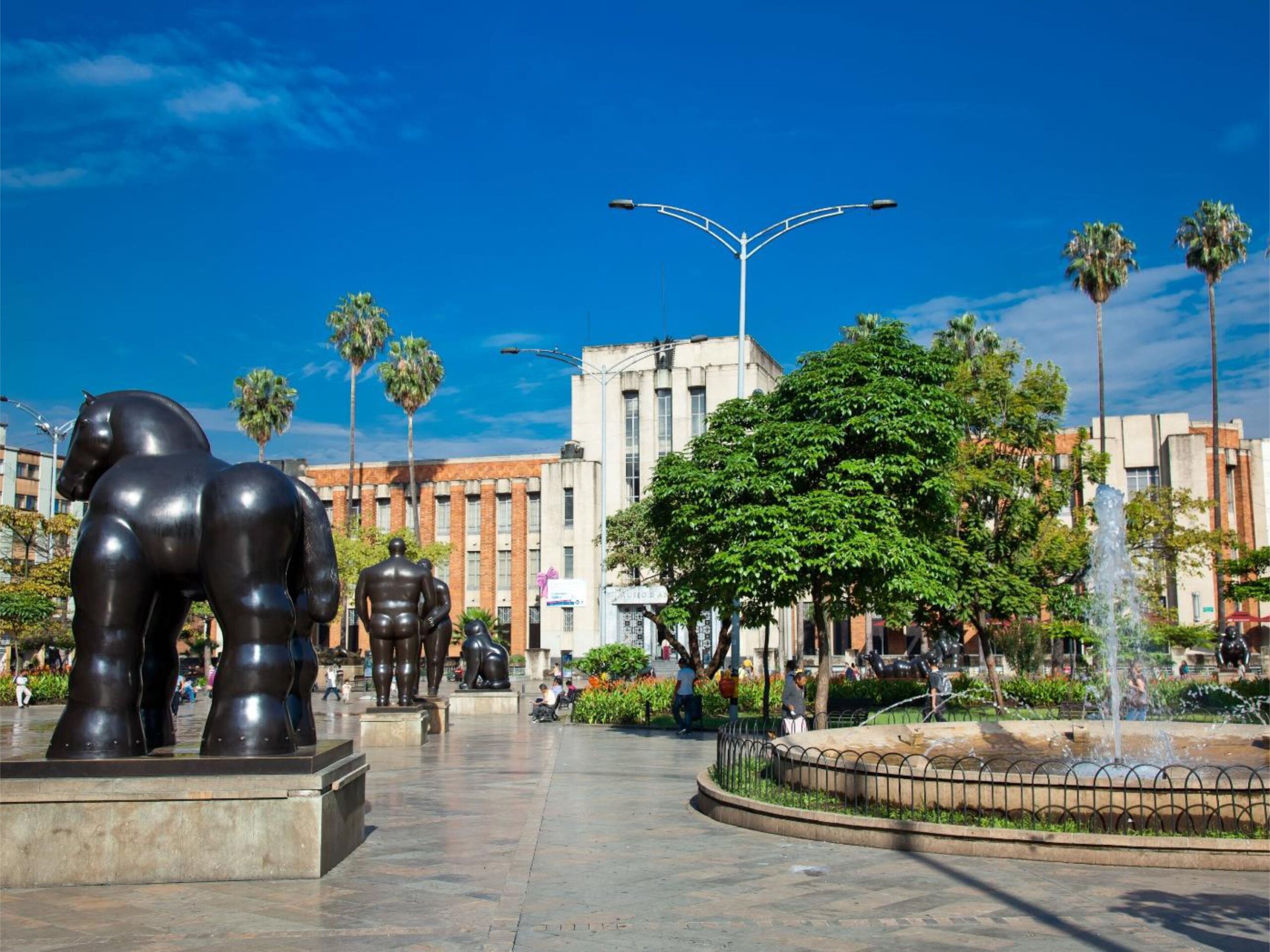 Ruta Turística, Cultural y Religiosa: Diez Lugares Imperdibles para Visitar en Medellín En cualquier época 6 1. Plaza Botero 1 scaled
