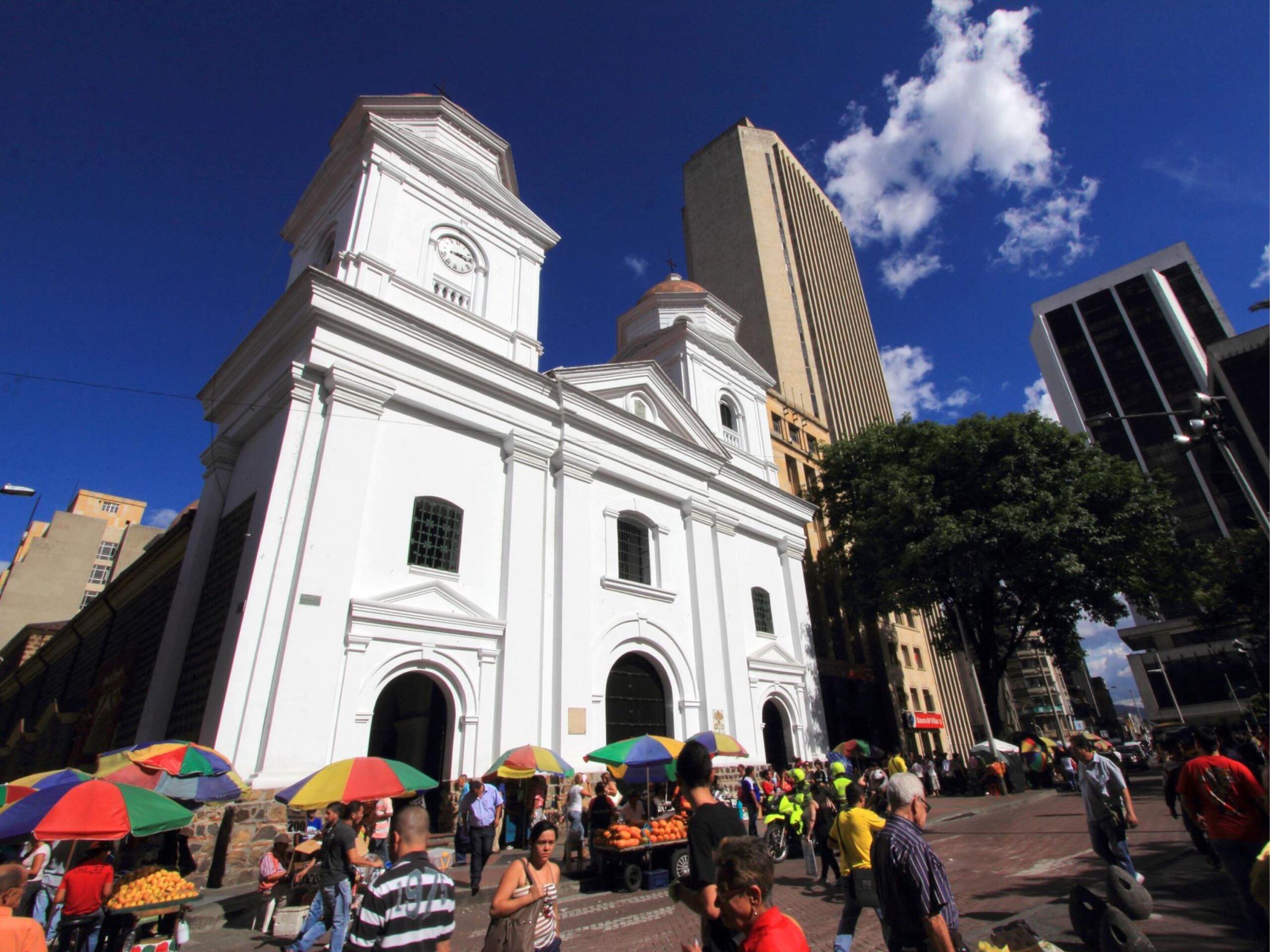 Ruta Turística, Cultural y Religiosa: Diez Lugares Imperdibles para Visitar en Medellín En cualquier época 5 5. Basilica Menor Nuestra senora de la candelaria scaled