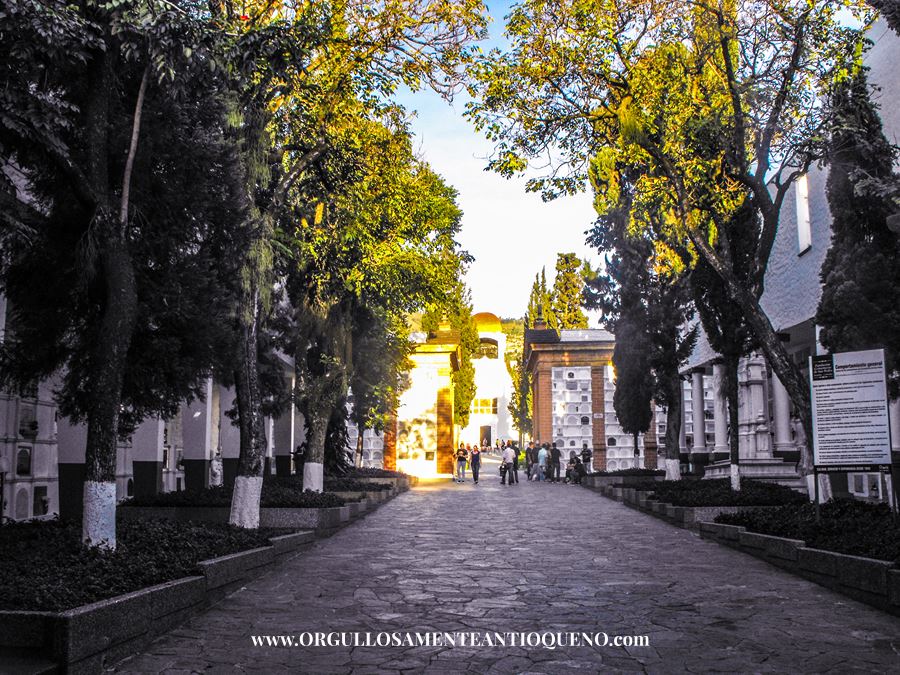 Ruta Turística, Cultural y Religiosa: Diez Lugares Imperdibles para Visitar en Medellín En cualquier época 3 Cementerio San Pedro corredor
