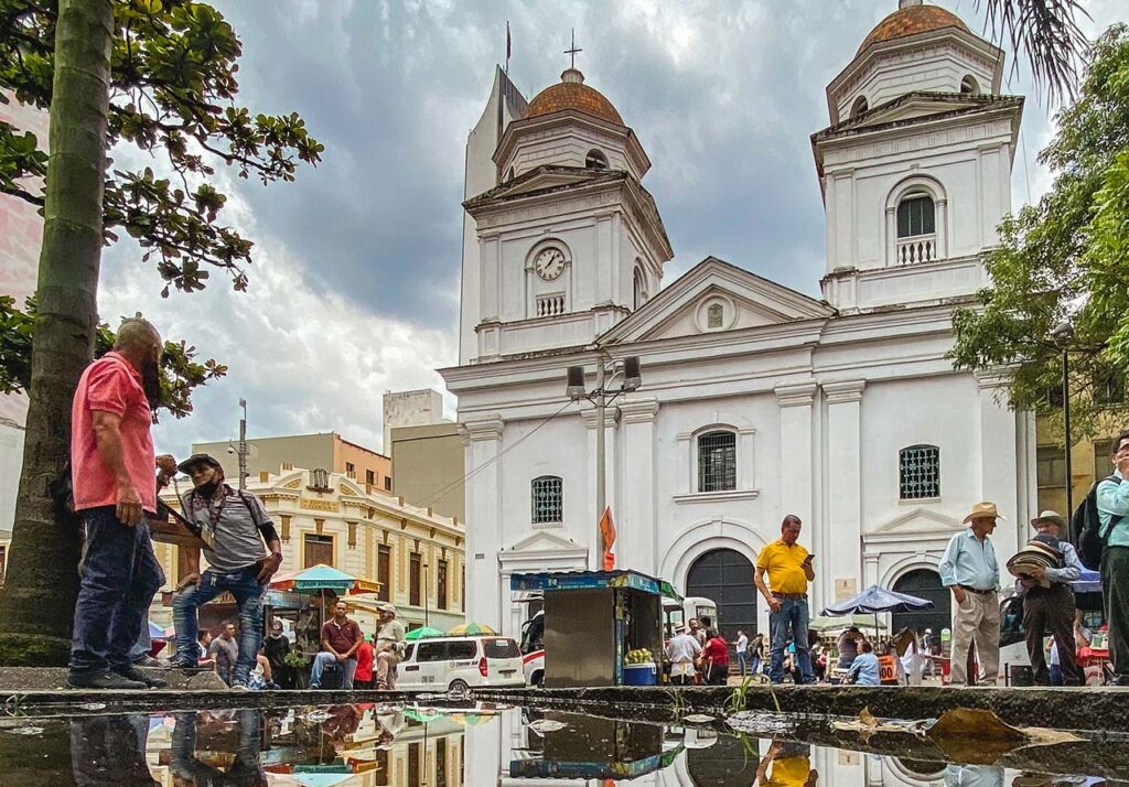 Centro IglesiaParque Bolivar 1024x714 1