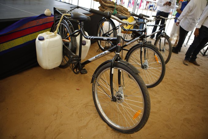 Escándalo de Corrupción en La Guajira Petro entrega Bicicletas con Bidones que dona privado 3 Bicicletas con pimpinas