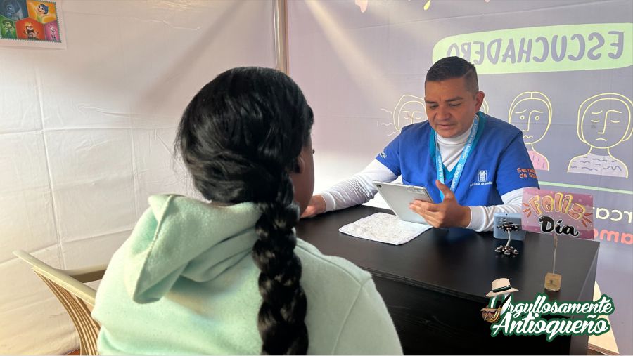 Mejorando la salud mental en Medellin con 33 nuevos Escuchaderos