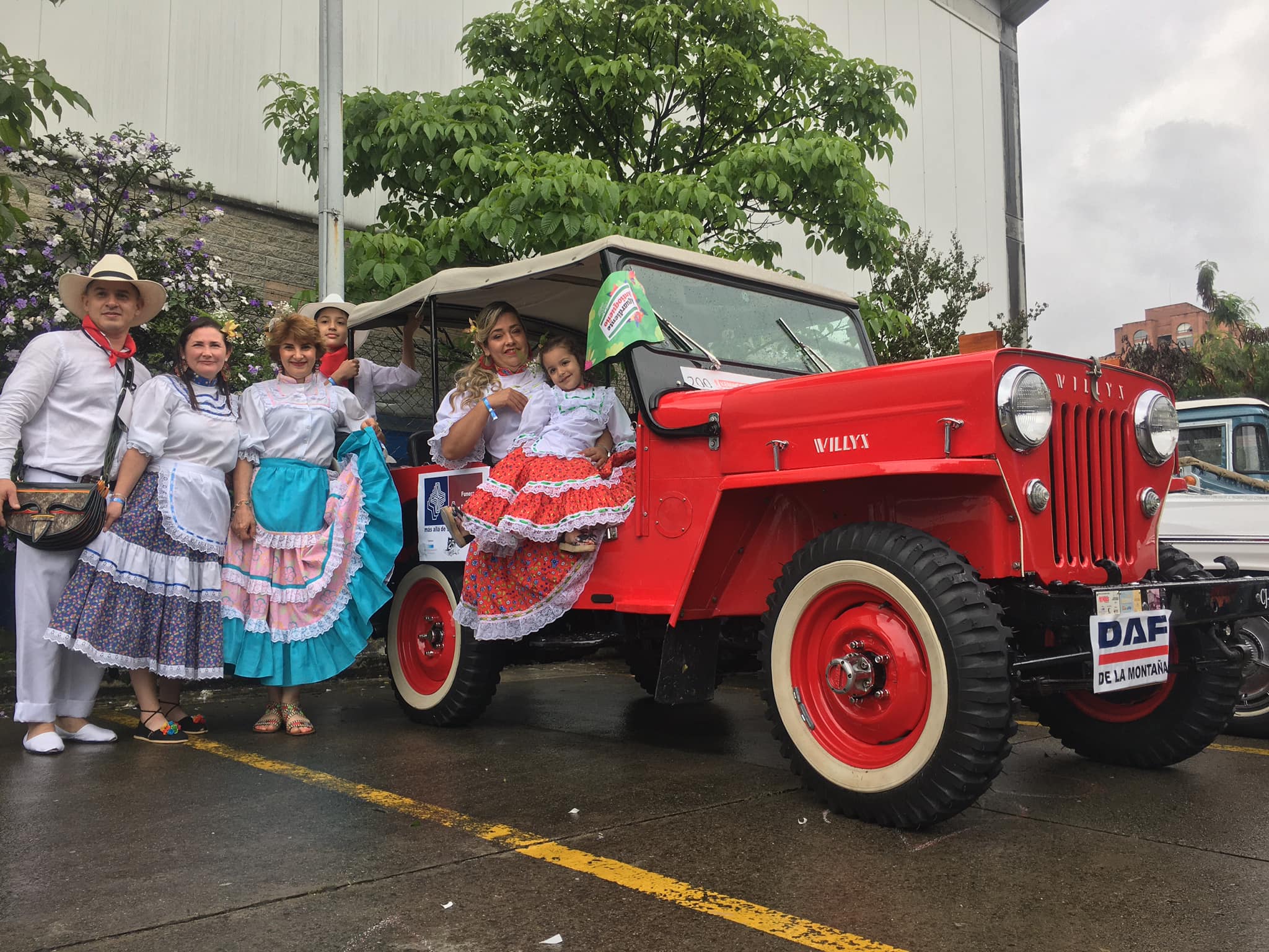 ¿Cuáles son los mejores planes para disfrutar de la Feria de las Flores en Medellín? 6 Desfile de autos clasicos y antiguos